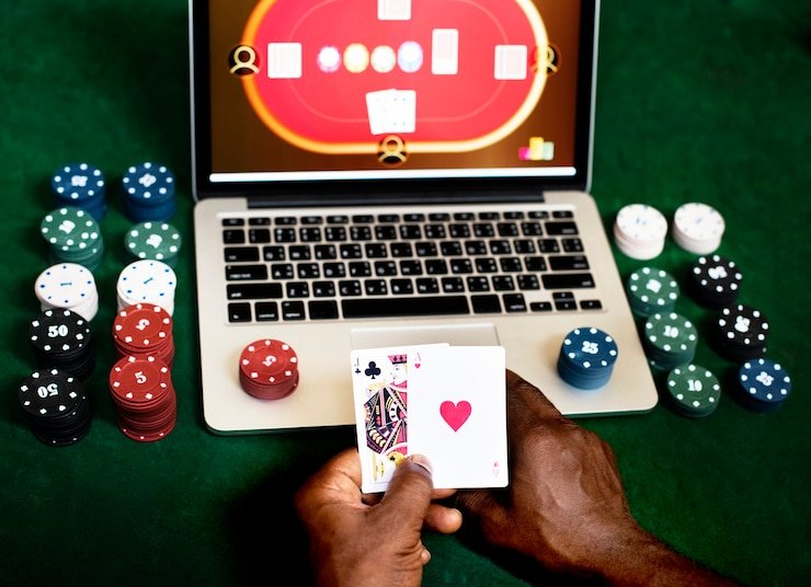Simbol permata dan ikon bonus pada reel Diamond Empire