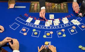 Layar permainan slot menampilkan gulungan, tombol putar, dan tabel pembayaran